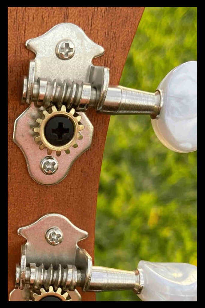 Luna ukulele two toned gear tuner up close